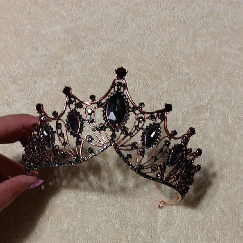 Elegant Black and Gold Tiara